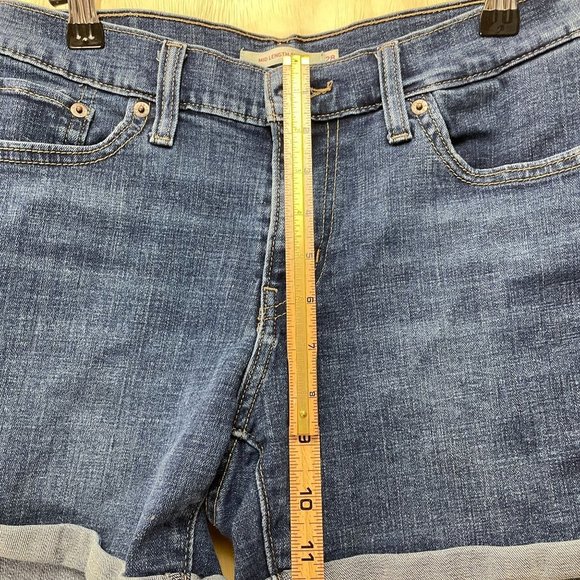 Levi Mid Length Short Womens Sz 28 / 6 Cuffed Hem Red Blank Tab Med Wash - Picture 8 of 12
